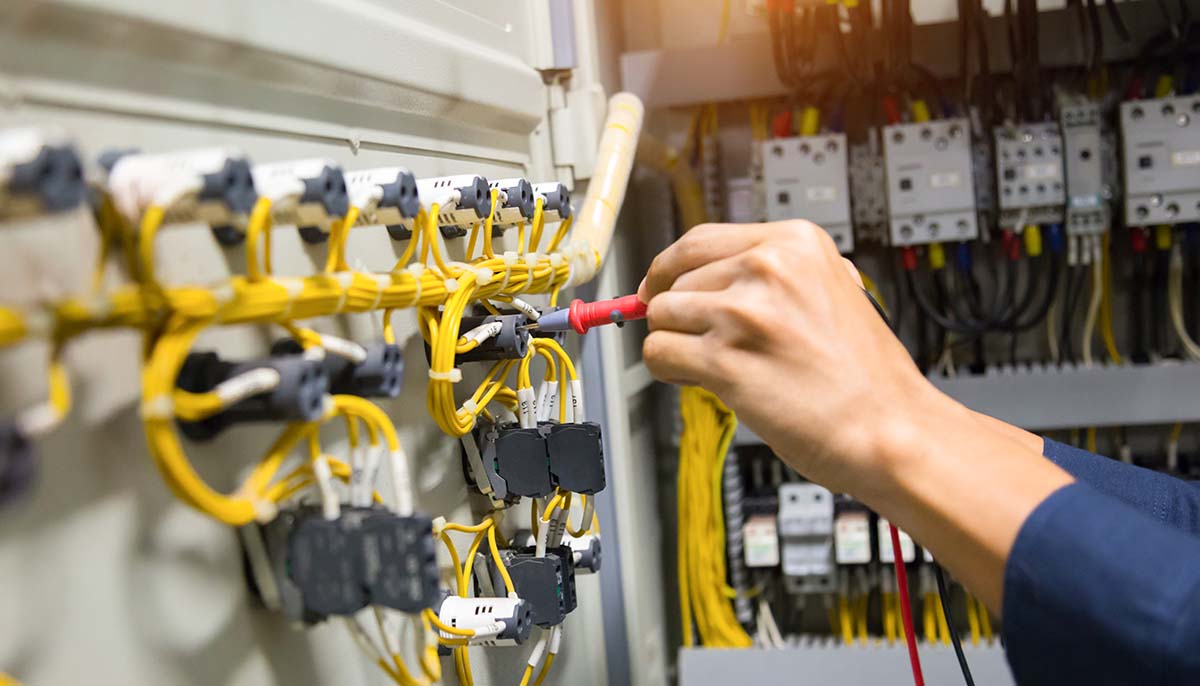 Tu electricista en Valencia manipulando un cuadro de contadores